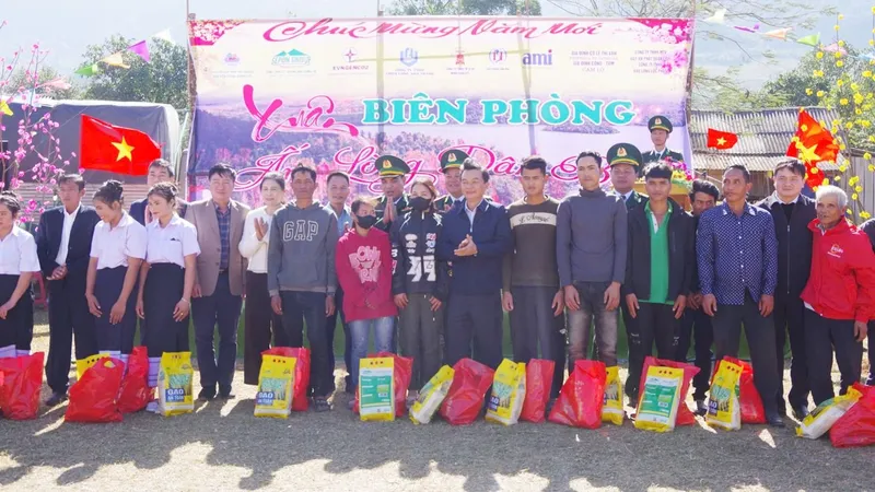 Lo tết người nghèo biên cương
