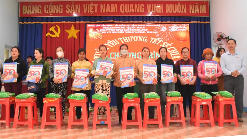Báo Sài Gòn Giải Phóng trao 100 phần quà đến hộ khó khăn