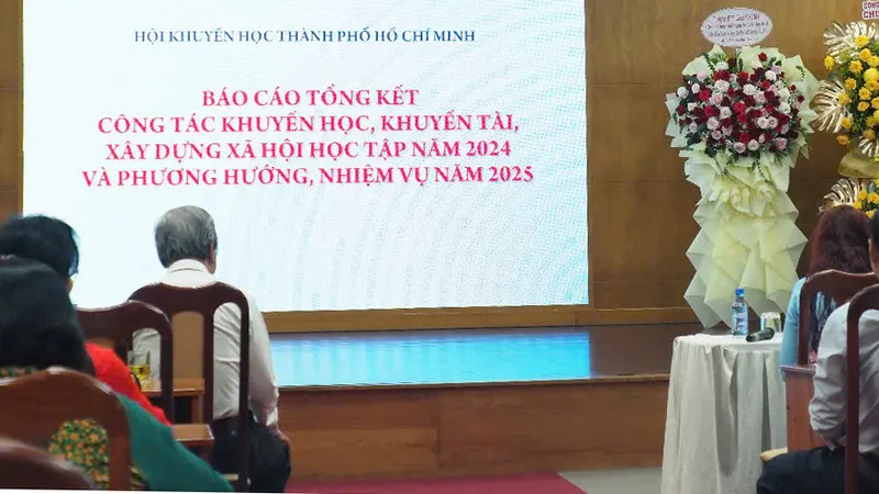 Tặng Cờ thi đua cho 12 tập thể có thành tích xuất sắc trong công tác khuyến học, khuyến tài