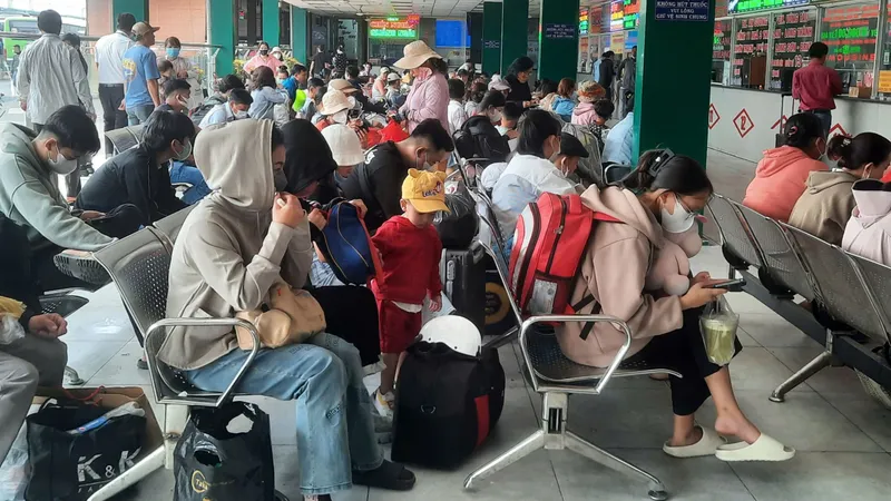 Ngày làm việc cuối cùng trước tết, "nóng" từ cửa ngõ đến bến xe