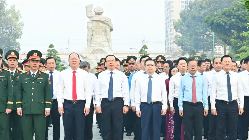 Lãnh đạo TPHCM dâng hương tưởng nhớ các Mẹ Việt Nam anh hùng, anh hùng liệt sĩ