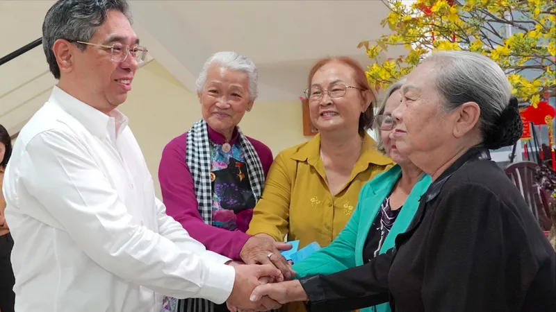 Phó Bí thư Thành ủy TPHCM Nguyễn Phước Lộc thăm cựu tù chính trị, cá nhân tiêu biểu