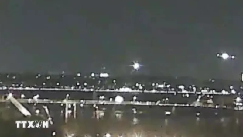 Hình ảnh trích từ video vụ va chạm giữa trực thăng quân đội Mỹ với máy bay chở khách của Hãng American Airlines giữa không trung và cả hai đã rơi xuống sông Potomac ở Washington, D.C., đêm 29-1-2025. Ảnh: AA/TTXVN