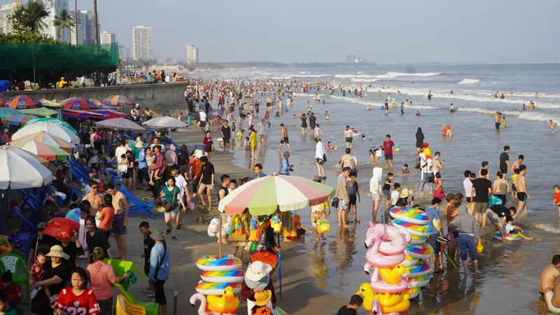 Du khách vui chơi, tắm biển Vũng Tàu chiều Mùng 2 Tết Ất Tỵ 2025
