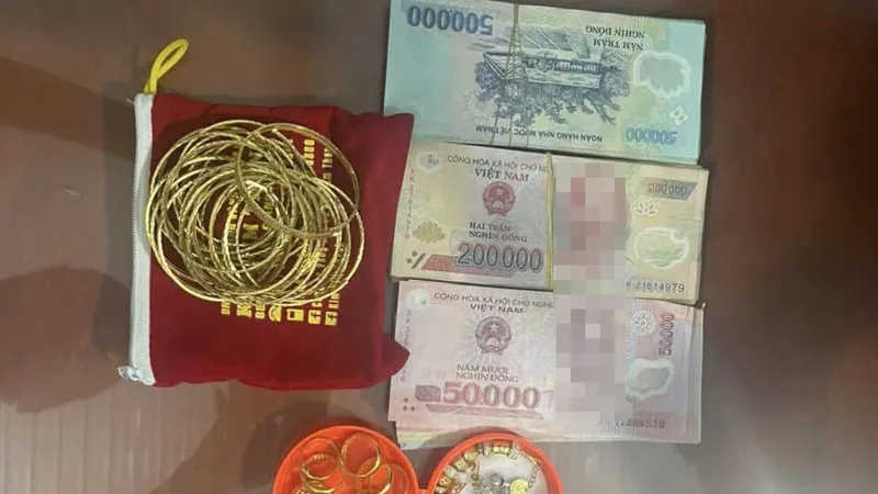 Tài sản tiền, vàng được tìm lại và trao trả cho người đánh mất. Ảnh: Công an cung cấp