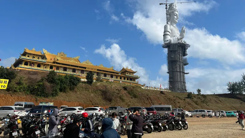 Chiêm bái ngôi chùa có tượng Phật Quan Âm cao nhất Đông Nam Á