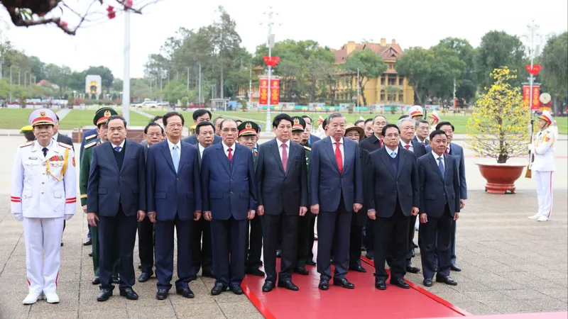 Đoàn đại biểu lãnh đạo, nguyên lãnh đạo Đảng, Nhà nước đến đặt vòng hoa và vào Lăng viếng Chủ tịch Hồ Chí Minh nhân dịp kỷ niệm 95 năm ngày thành lập Đảng cộng sản Việt Nam, sáng 3-2. Ảnh: QUANG PHÚC