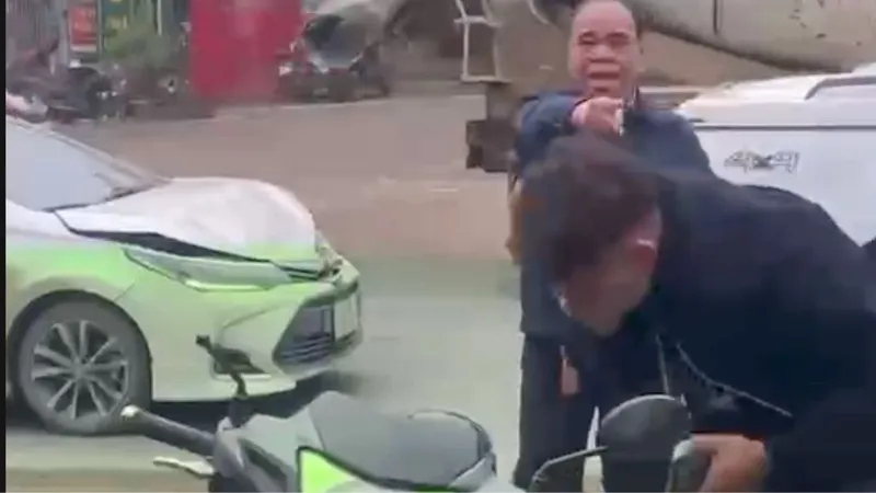 Hà Nội: Khởi tố người đàn ông đánh người sau va chạm giao thông 