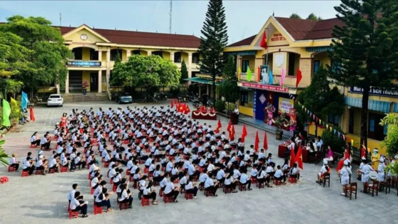 Xác minh người phụ nữ dụ dỗ đón học sinh lớp 6 trước trường học ở Quảng Trị