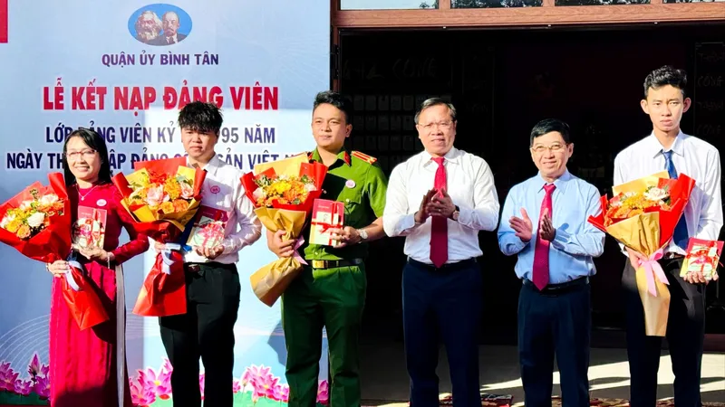 Quận Bình Tân kết nạp nhiều đảng viên từ quần chúng ưu tú