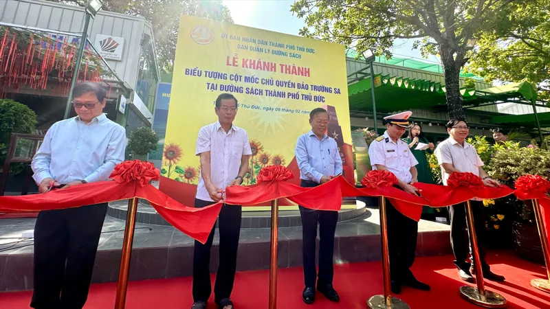 Khánh thành biểu tượng Cột mốc chủ quyền đảo Trường Sa tại Đường sách TP Thủ Đức