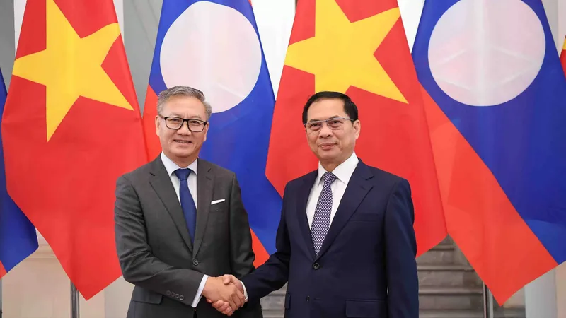 Phó Thủ tướng, Bộ trưởng Bộ Ngoại giao Bùi Thanh Sơn hội đàm với Bộ trưởng Bộ Ngoại giao Lào