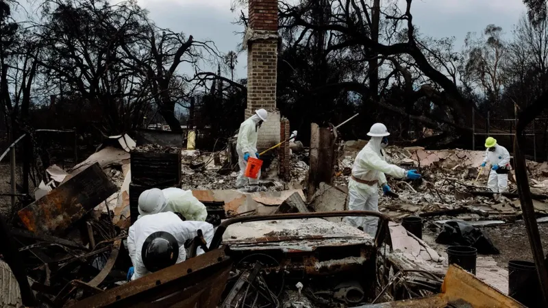 Nhân viên của EPA tham gia làm sạch môi trường sau vụ hoả hoạn ở Altadena, California. Ảnh:NEW YORK TIMES 