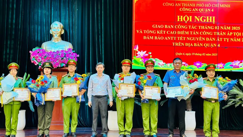 Khen thưởng các đơn vị, cá nhân triệt phá đường dây mua bán súng ở TPHCM