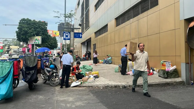 Chợ tự phát lấn chiếm vỉa hè