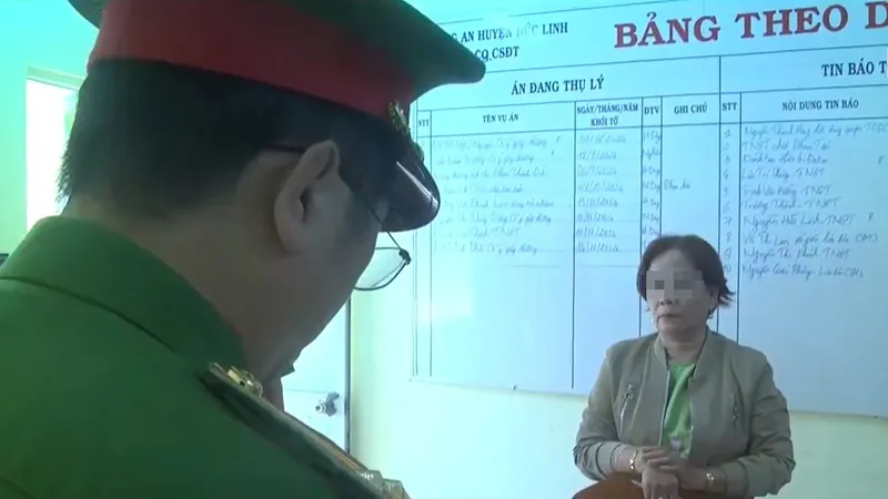 Cơ quan công an đọc lệnh bắt bà Nguyễn Thị P. Ảnh: Công an cung cấp