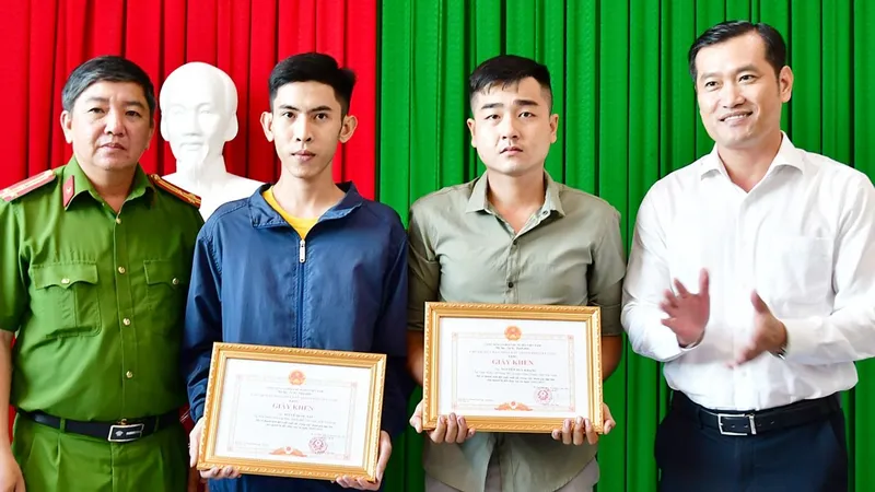 Tuyên dương 2 thanh niên dũng cảm lao vào lửa cứu người