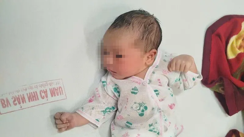 Trẻ sơ sinh còn dây rốn bị bỏ rơi trước nhà dân ở Cà Mau
