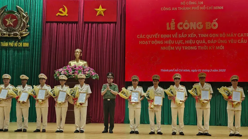 Trung tướng Lê Hồng Nam, Giám đốc Công an TPHCM trao quyết định đến các cán bộ được điều động, bổ nhiệm