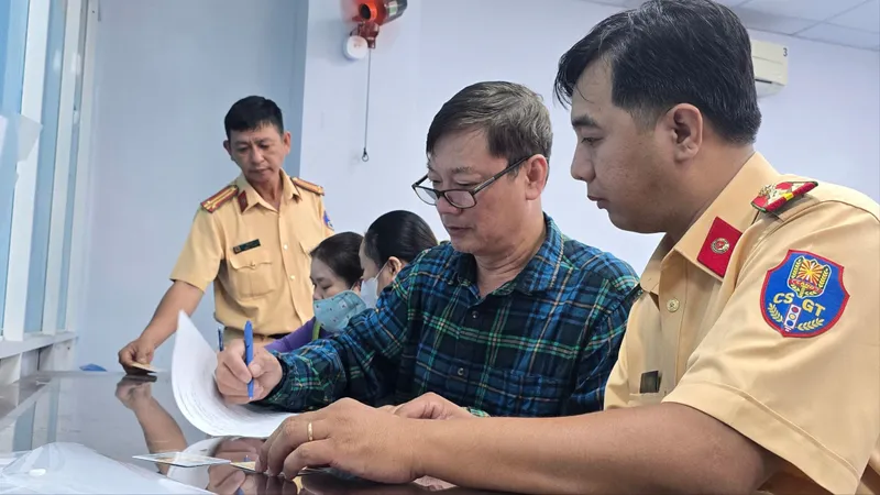 CSGT TPHCM hướng dẫn người dân làm thủ tục 