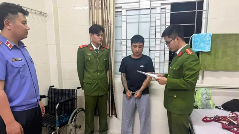 Cơ quan chức năng tống đạt quyết định khởi tố. Ảnh: VKSND tỉnh Hà Tĩnh 