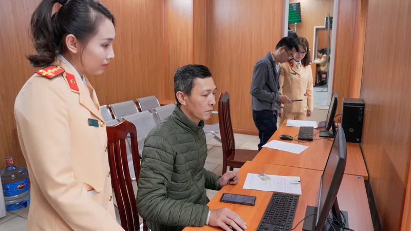 Chờ cấp, đổi giấy phép lái xe, người tham gia giao thông cần mang theo gì?