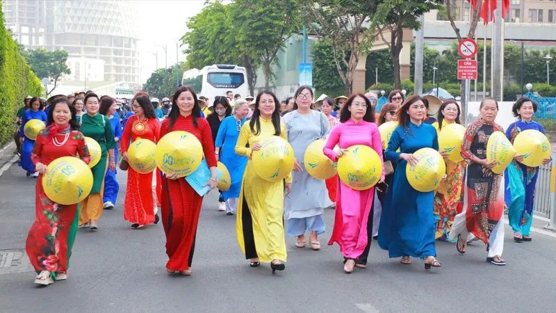 Tháng 3 về, áo dài rực rỡ trên từng góc phố