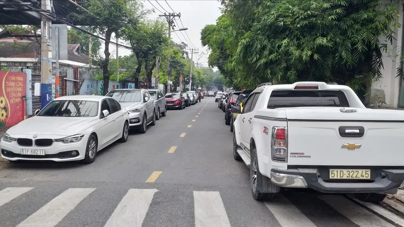 Xe ô tô dừng đỗ tràn lan, chiếm lòng, lề đường