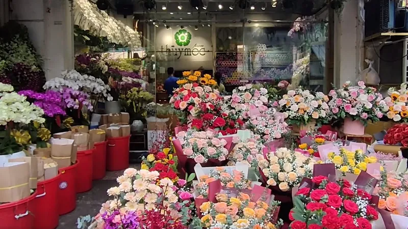 TPHCM: Giá hoa tươi tăng 2-3 lần