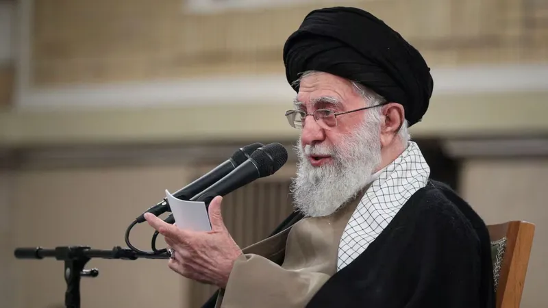 Lãnh tụ Tối cao Iran Ayatollah Ali Khamenei phát biểu với sinh viên ngày 12-3. Ảnh : Reuters
