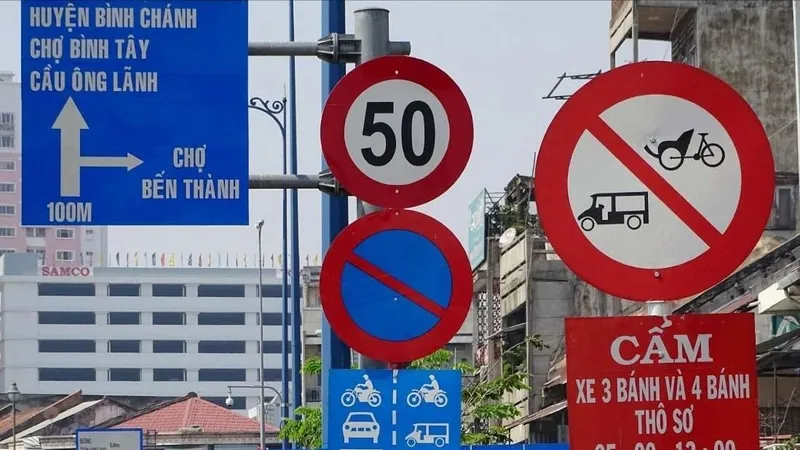 Rà soát, phát hiện trên 9.000 cụm đèn, biển báo giao thông có bất cập