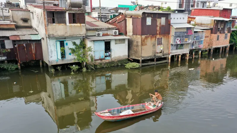 Đẩy nhanh tiến độ di dời nhà trên và ven kênh rạch