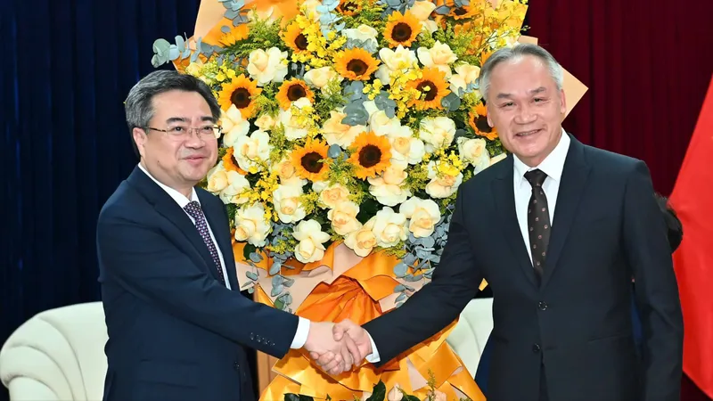 Phó Bí thư Thường trực Thành ủy TPHCM Nguyễn Thanh Nghị chúc mừng Tổng Lãnh sự quán CHDCND Lào tại TPHCM nhân kỷ niệm 70 năm Ngày thành lập Đảng Nhân dân Cách mạng Lào. Ảnh: VIỆT DŨNG 