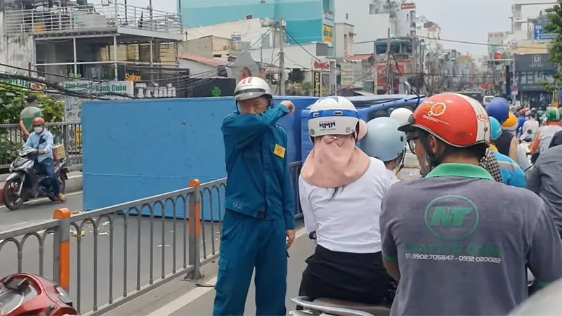 Xe tải tông dải phân cách, lật ngang trên cầu Chữ Y khiến giao thông ùn ứ