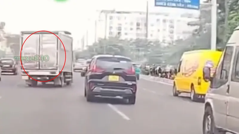 Xe tải bên góc trái màn hình lạng lách, náo loạn đại lộ Phạm Văn Đồng