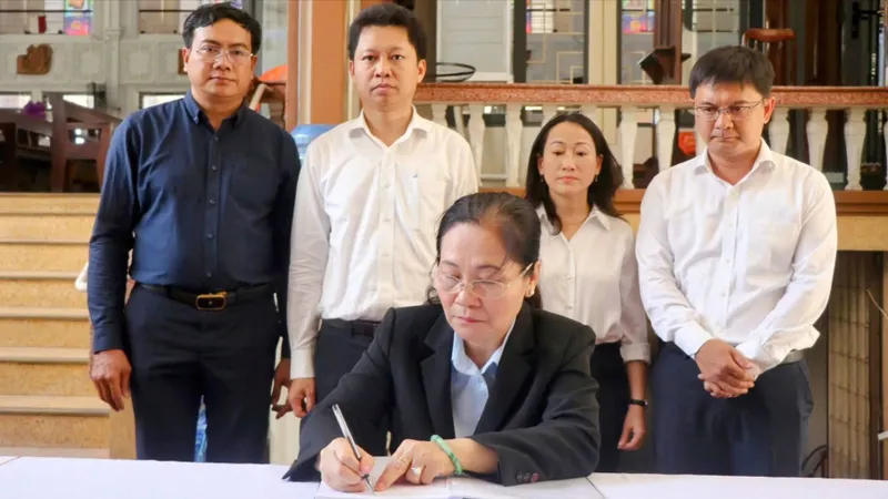 Đồng chí Nguyễn Thị Lệ viếng Linh mục Phêrô Phan Khắc Từ