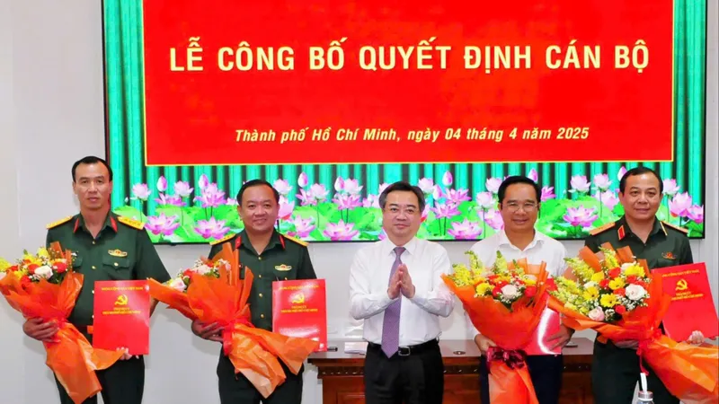 Phó Bí thư Thường trực Thành ủy TPHCM Nguyễn Thanh Nghị trao quyết định cán bộ