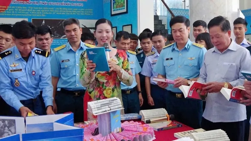 Các đại biểu giao lưu tại buổi tọa đàm, giới thiệu sách. Ảnh: Báo QĐND
