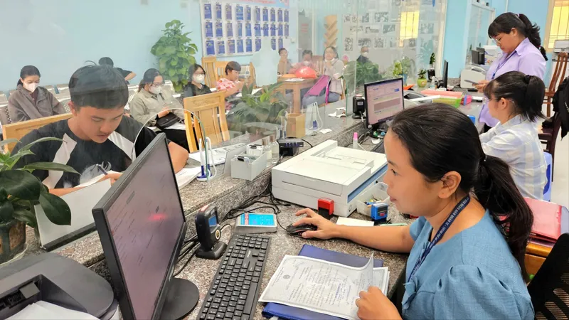 Công chức phường An Phú Đông, quận 12 giải quyết thủ tục hành chính cho người dân