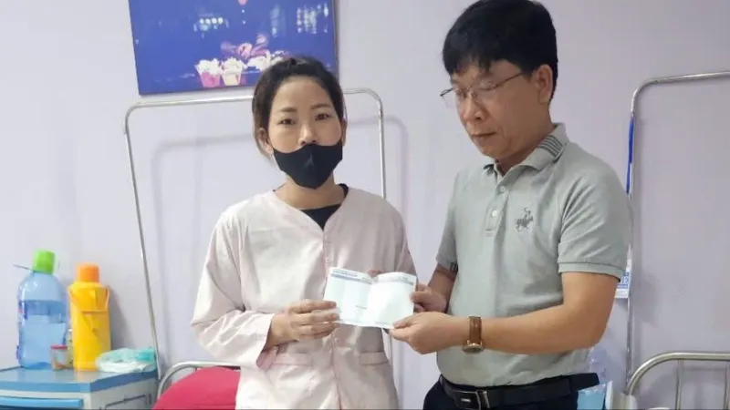 Phóng viên Báo SGGP thường trú tại TP Huế trao 20 triệu đồng bạn đọc giúp chị Thảo chữa bệnh