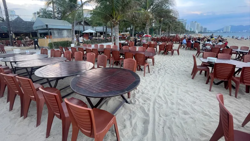 Nha Trang xử phạt doanh nghiệp lấn chiếm bãi biển để kinh doanh ăn uống