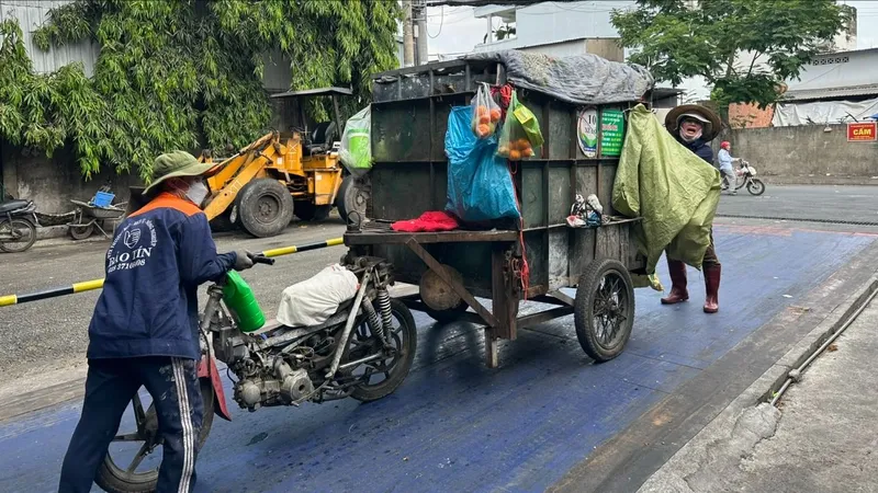 Đơn vị thu gom rác tại huyện Hóc Môn, TPHCM. Ảnh: Thanh Hiền