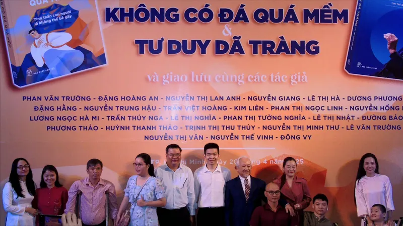 Ra mắt hai ấn phẩm "Không có đá quá mềm" và "Tư duy dã tràng"