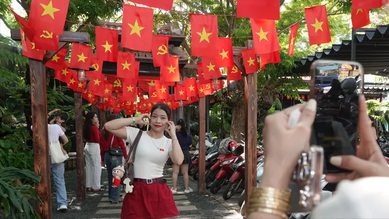 Check-in cùng rực rỡ cờ đỏ sao vàng mừng ngày thống nhất 