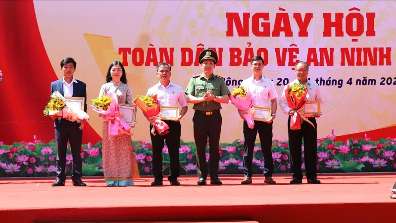 Thứ trưởng Bộ Công an Lê Văn Tuyến dự Ngày hội toàn dân bảo vệ an ninh Tổ quốc tại Đắk Nông