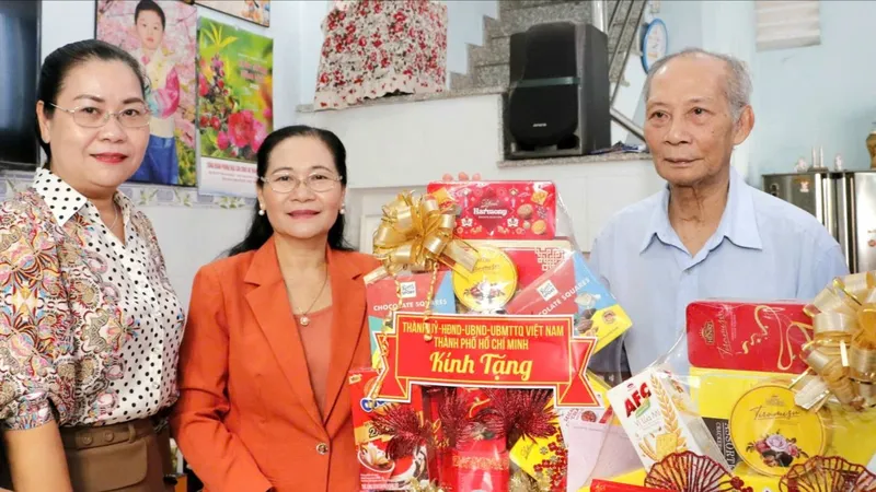 Đồng chí Nguyễn Thị Lệ thăm những người trực tiếp tham gia làm nên đại thắng mùa Xuân 1975 tiêu biểu