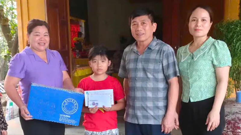 Lãnh đạo UBND xã Thạch Xuân (huyện Thạch Hà, Hà Tĩnh) trao 19 triệu đồng của bạn đọc Báo SGGP hỗ trợ em Biện Thị Thiên Lý