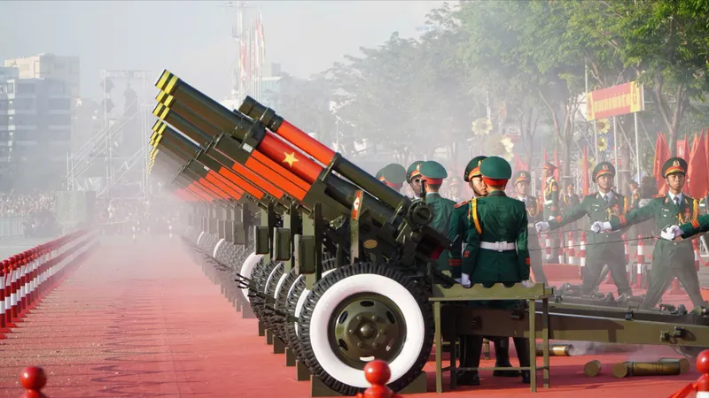 “Biển” người háo hức ngắm dàn đại bác khai hỏa