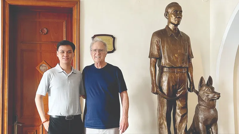 Cùng cựu phóng viên chiến trường mở “kho báu” ký ức