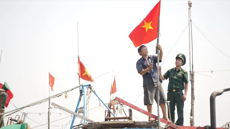 Ngư dân vươn khơi cùng cờ Tổ quốc